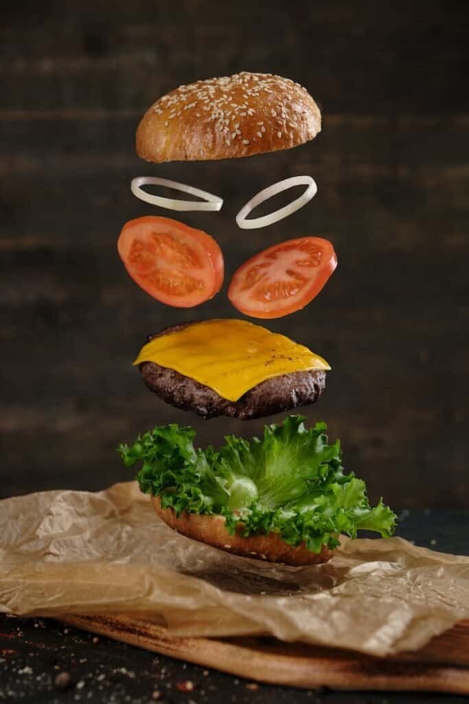 que tipo de alimentos son las hamburguesas - two burger with lettuce and tomato