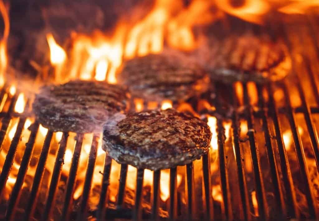 como saber si una hamburguesa esta cocida - burger patty being cooked